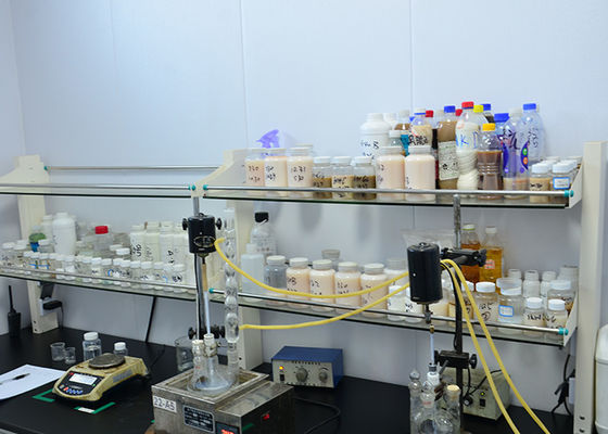 पैराफिन वैक्स पूरी तरह से परिष्कृत वाटर प्रूफिंग एजेंट व्हाइट इमल्शन गैर-परेशान करने वाला वैक्स इमल्शन का उपयोग करना